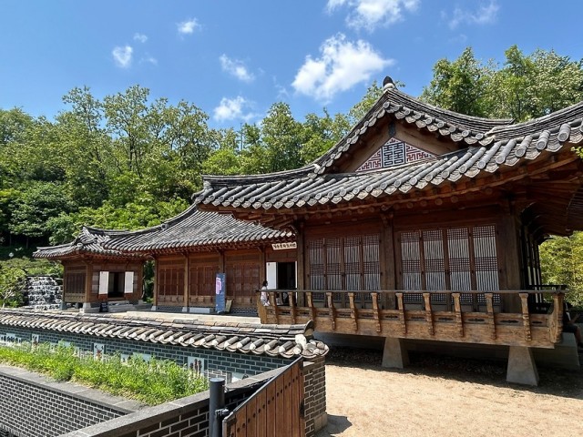 Cheongun Public Literature Library